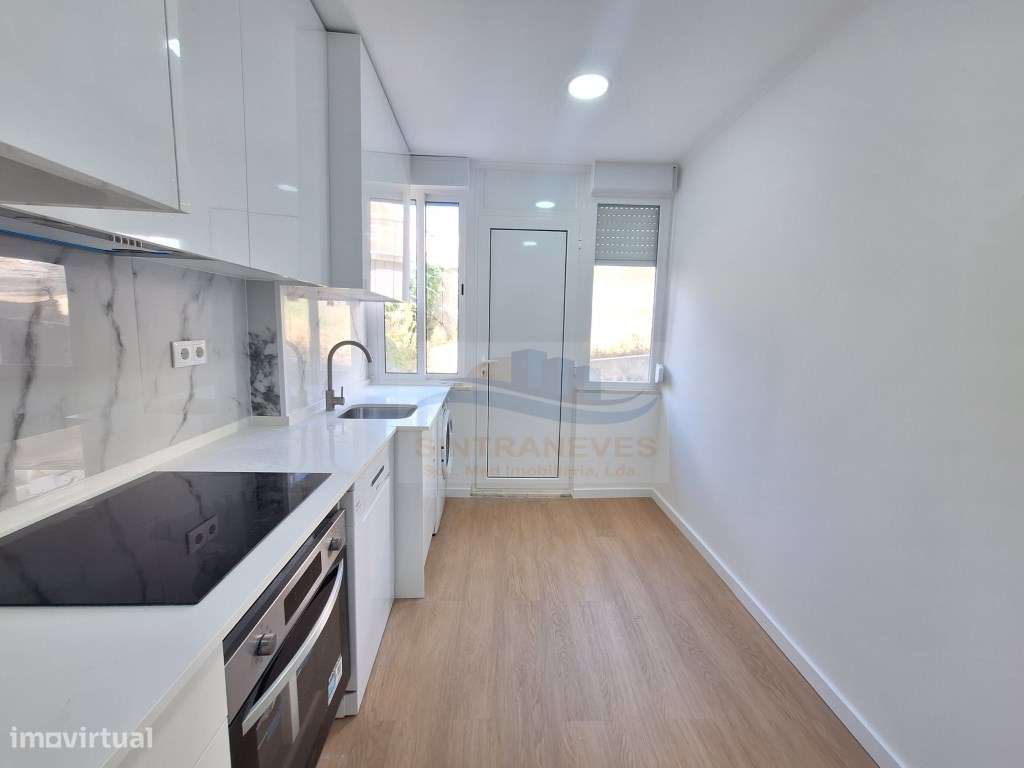 T2 com terraço, remodelação total, edifício e fracções como novos. - Grande imagem: 4/14