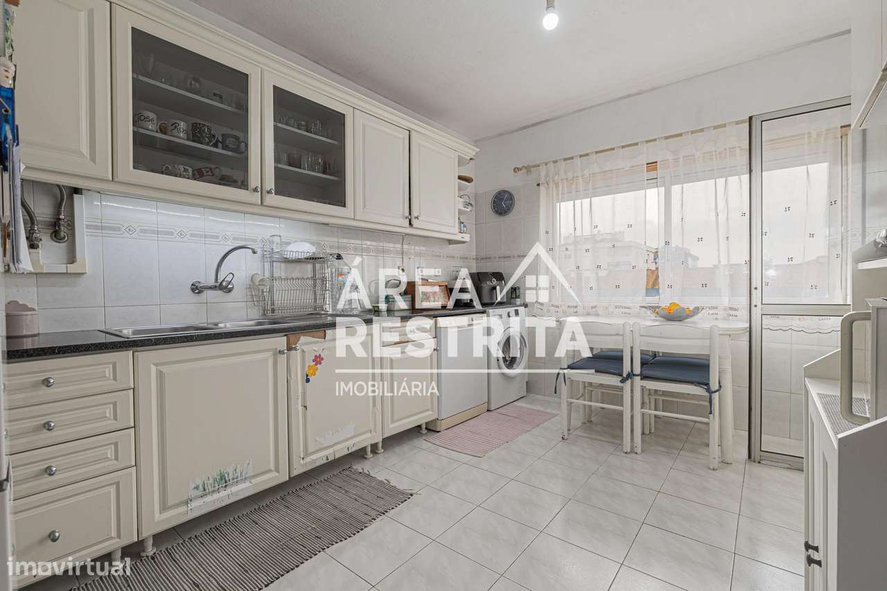 Apartamento T3 transformado em T2 no Seixal, Arrentela-3