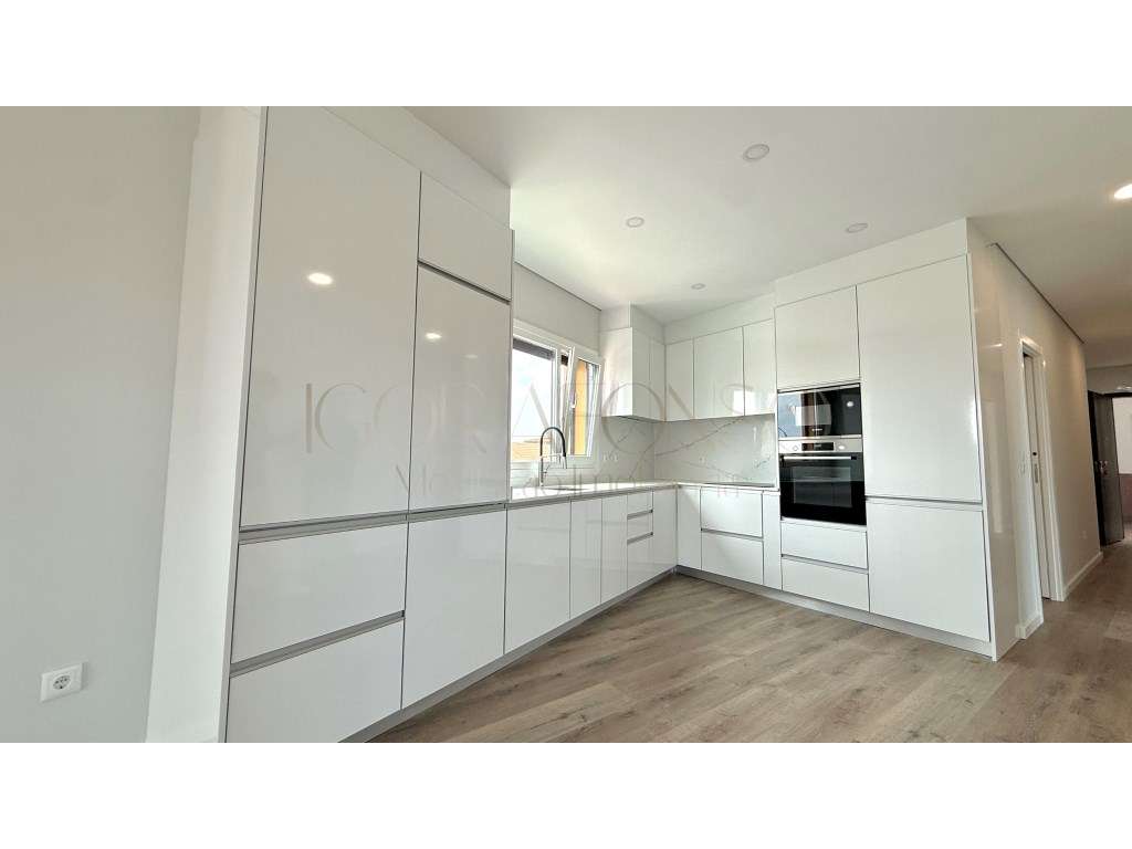 Excelente Apartamento T2 localizado na Zona Central de Azeitão-3