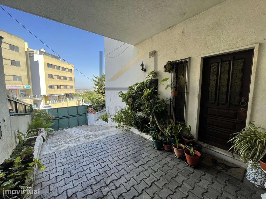 Moradia de 6 assoalhadas com logradouros, no centro de Palmela - Grande imagem: 5/60