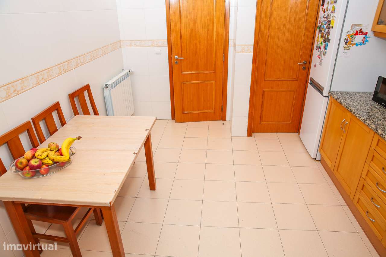 Excelente apartamento T3 com 111m2 no centro da Abrigada-18