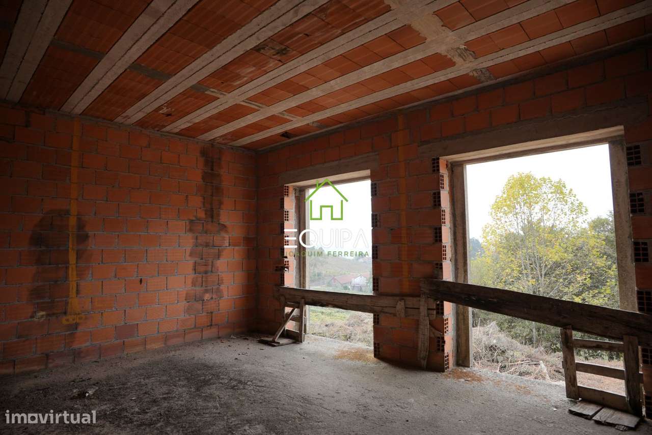 Terreno para construção (com moradia  T-5, construída em grosso), e-42