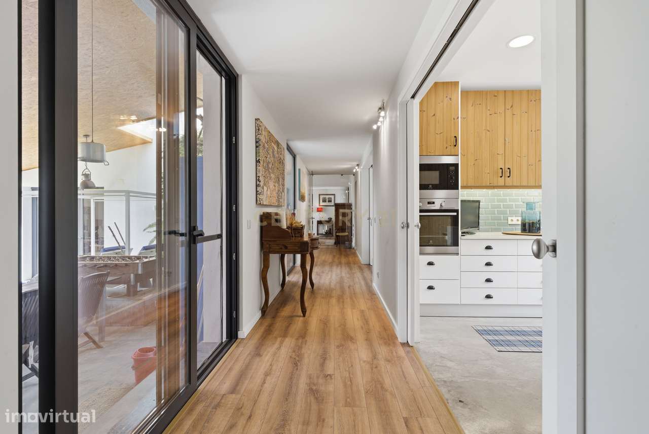 Quintinha T4 com edificação contemporânea no coração do Oeste, com ter-12