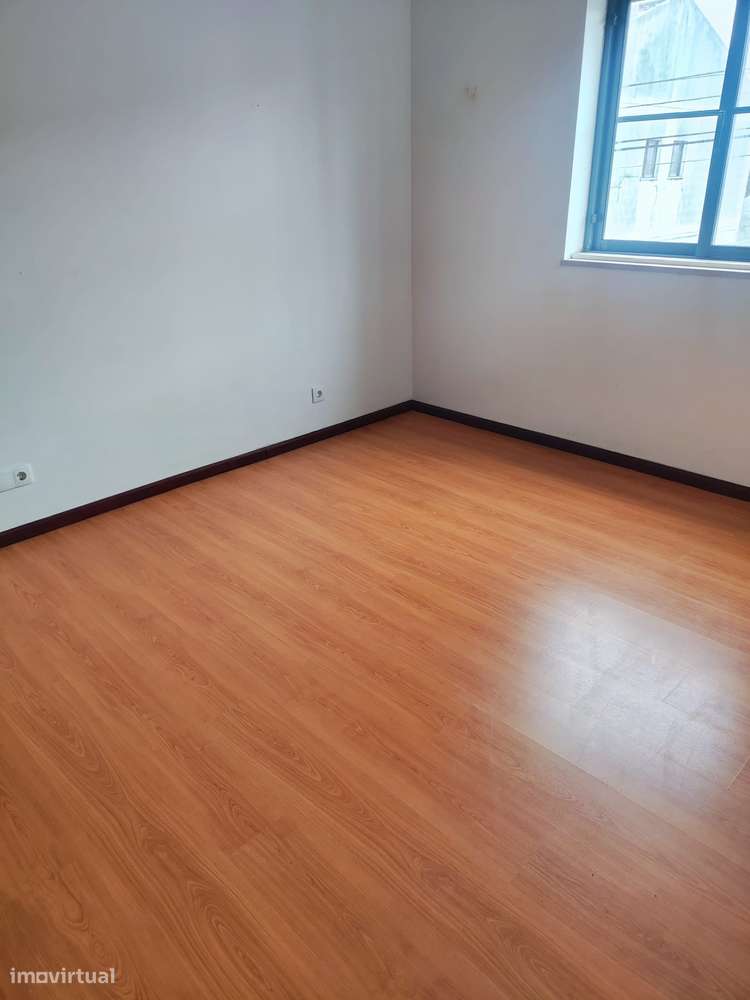 Moradia geminada (ponta), r/c e 1º andar, a 5min. do centro da cidade!-9