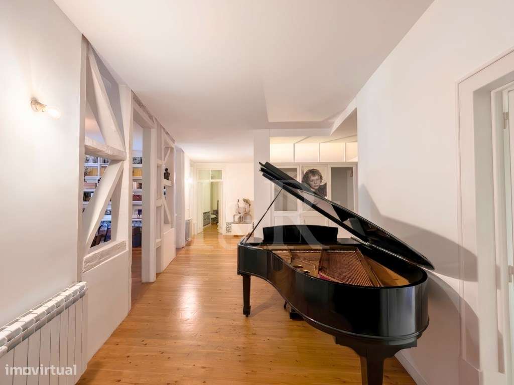 Apartamento T3 renovado no centro histórico de Lisboa-11