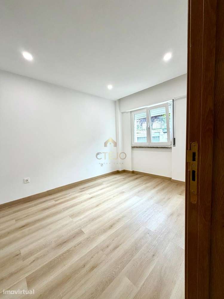 Apartamento T2 Totalmente Remodelado  No Centro da Bobadela-6