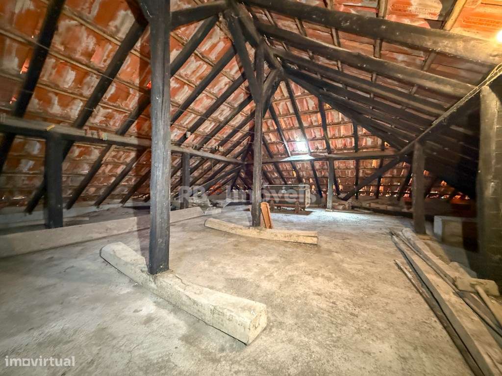 Moradia T3 com espaço exterior no centro de Vila Nova da Barquinha-51