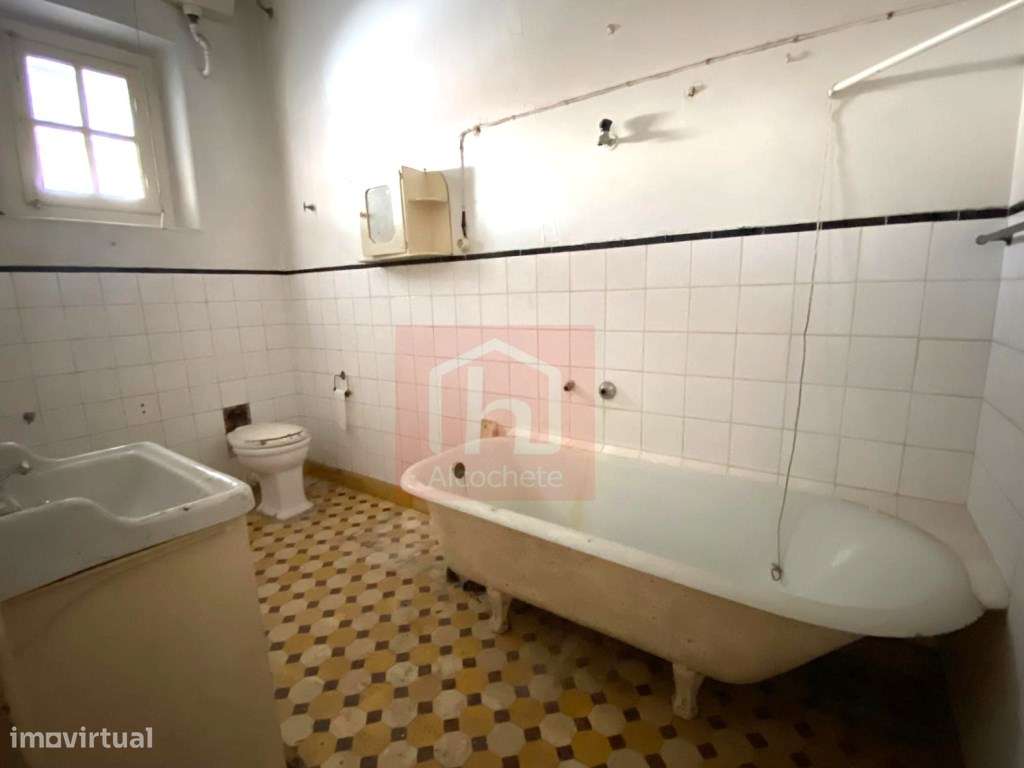 Prédio de 2 pisos para recuperar com logradouro no centro do Montijo-6