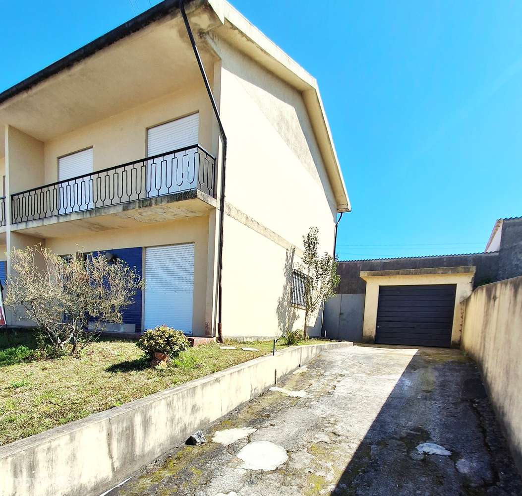 Moradia T3 Geminada com jardim e garagem em Gavião - V. N. Famalicão-11