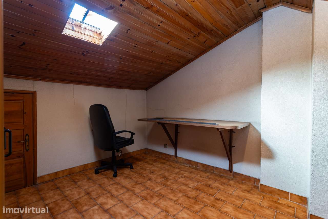 Apartamento T2 na Amadora: Potencial Único com Sótão e Varanda Solaren-27