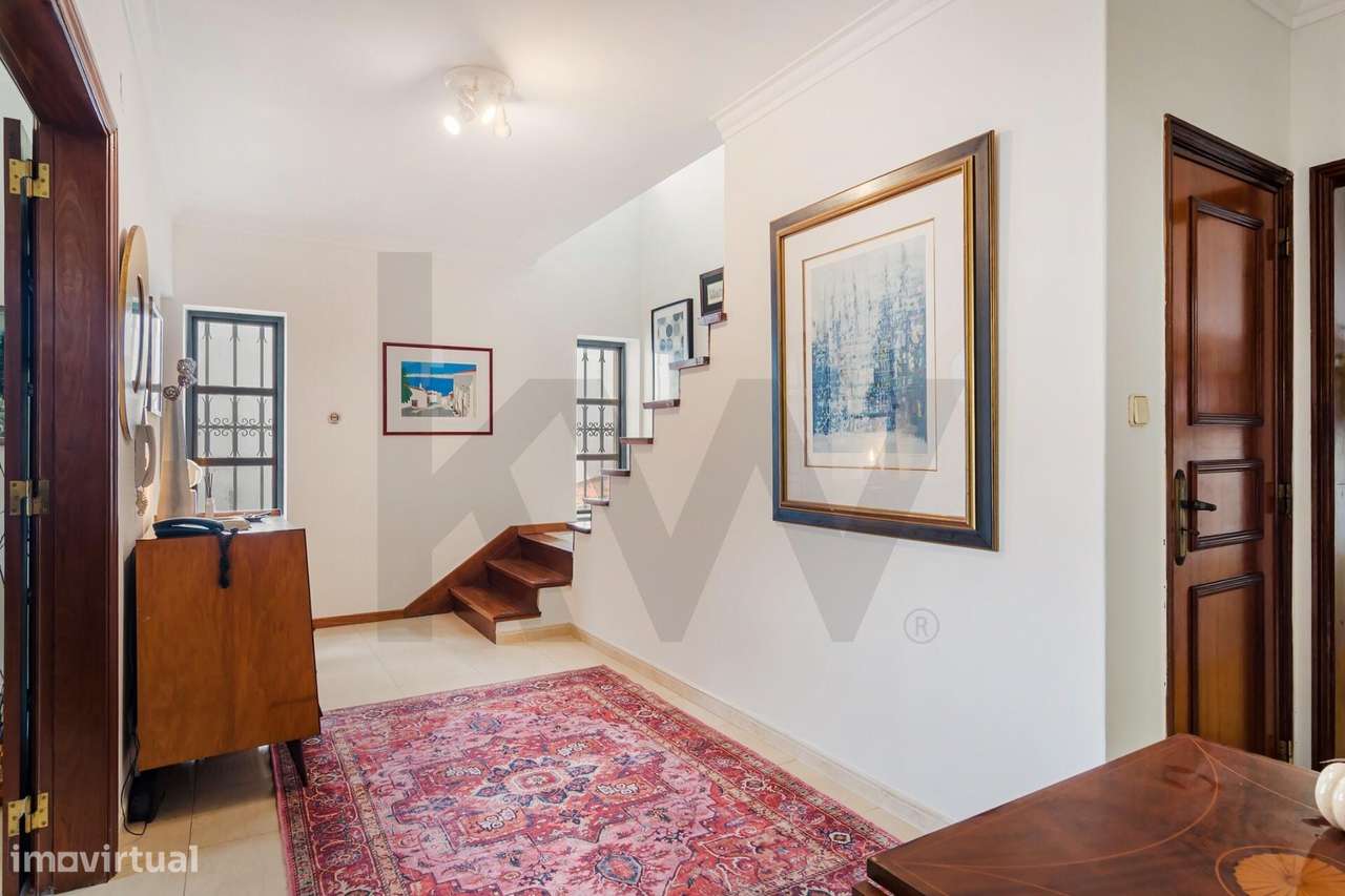 Moradia em Cascais com jardim e piscina e enorme potencial de remodela - Grande imagem: 4/44