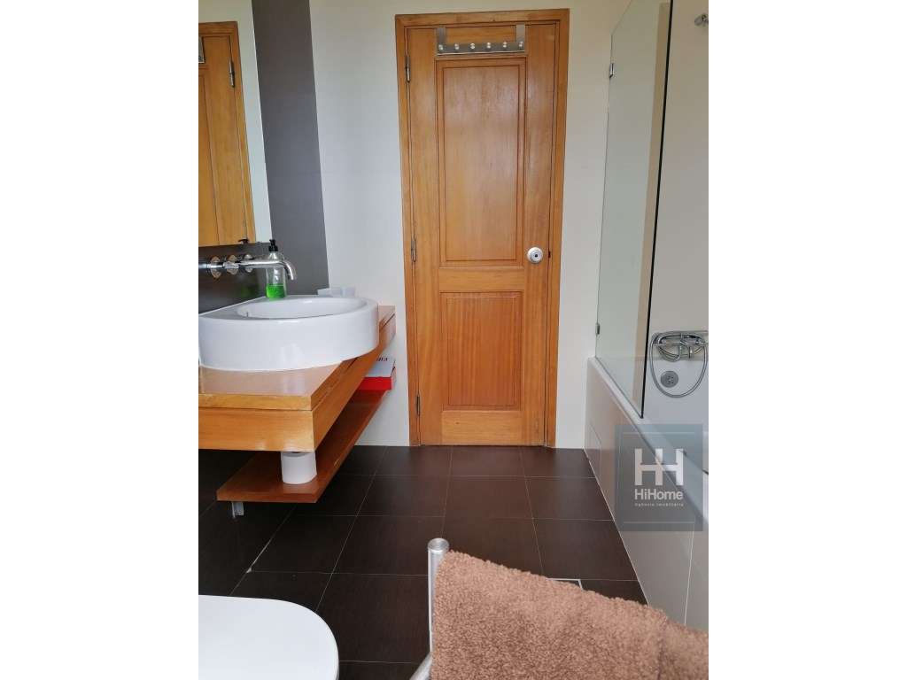 Moradia T5 + Apartamento T2 no centro do Porto Santo-10