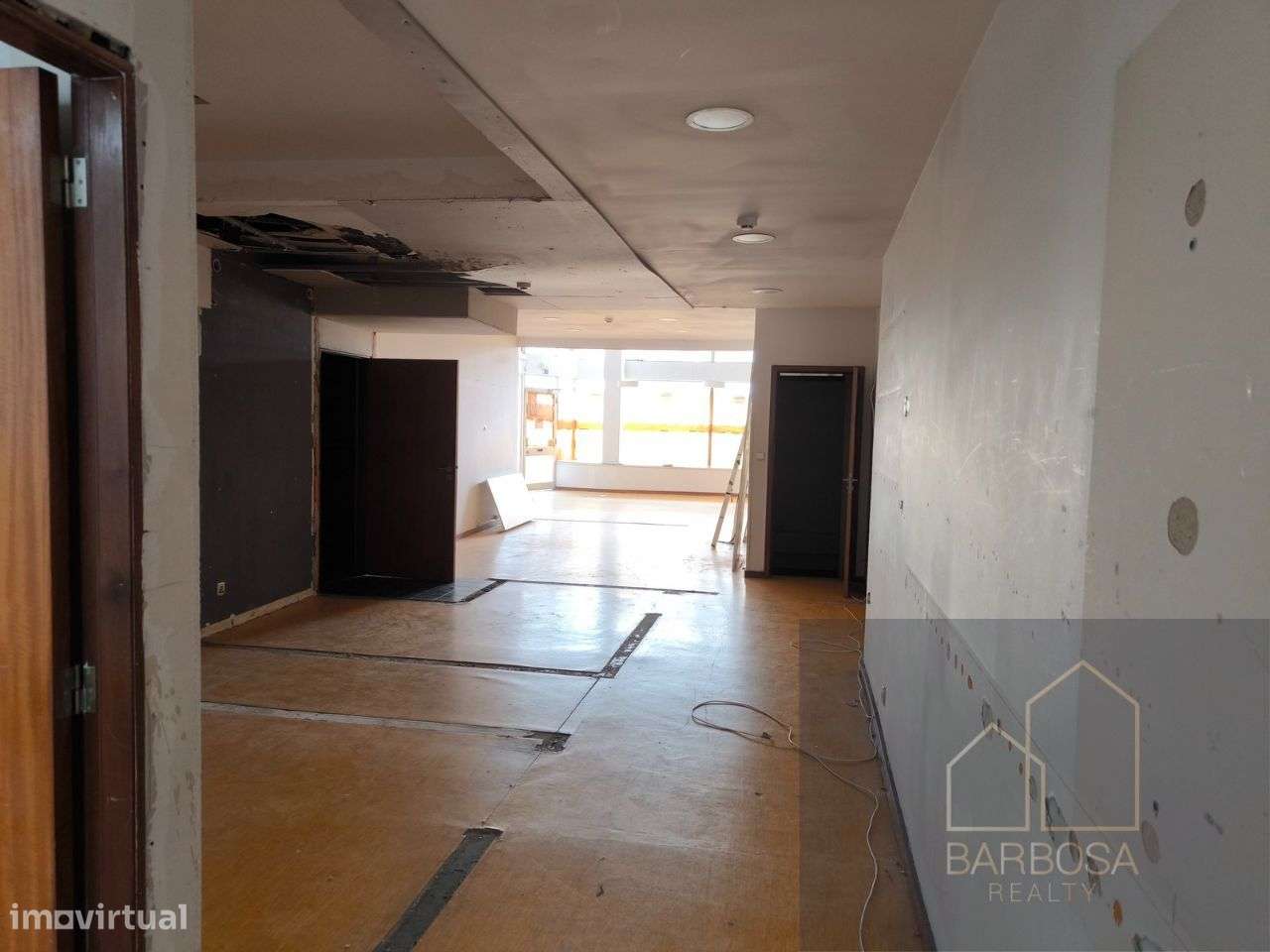 Loja de rua c/ 2 pisos, 3 WCs, 227m2 - zona movimentada Porto-7