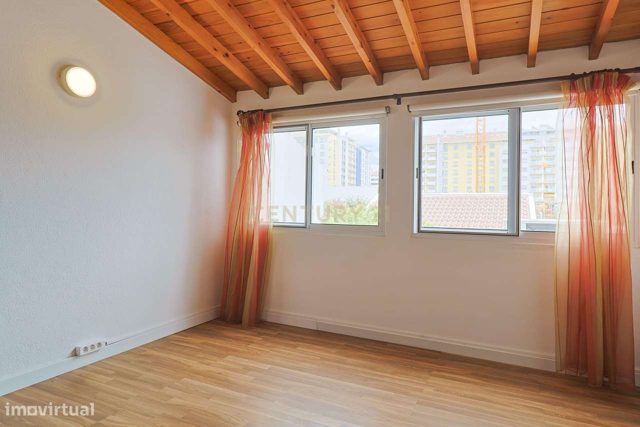 Moradia T2+1 com sótão, garagem, jardim e logradouro – Ponta Delgada-35
