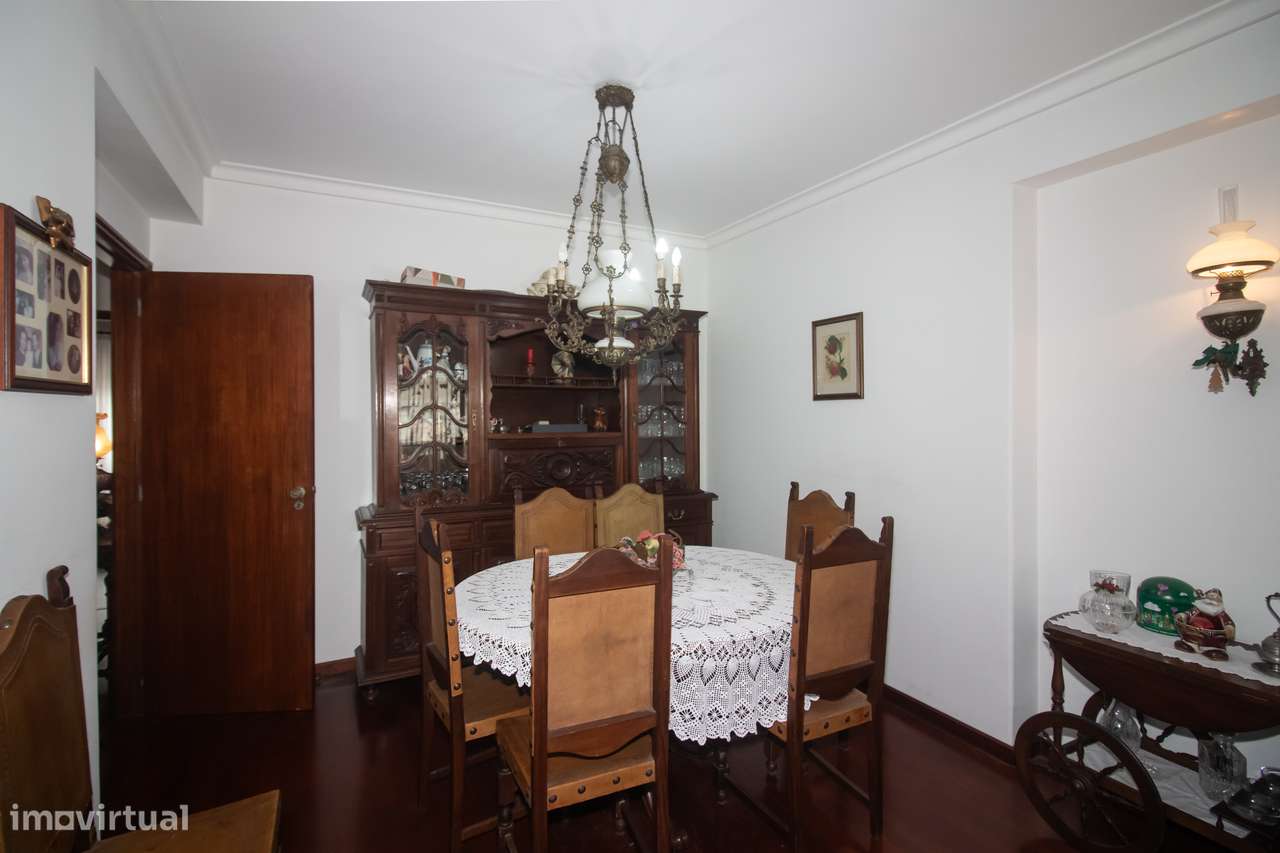 Espaçoso Apartamento T4 na Prestigiada Portela de Sacavém-10