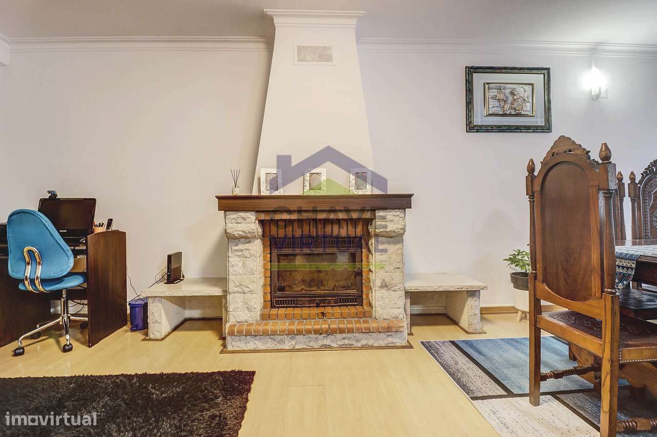 Apartamento T3 com Sótão Amplo - Centro Bombarral-14