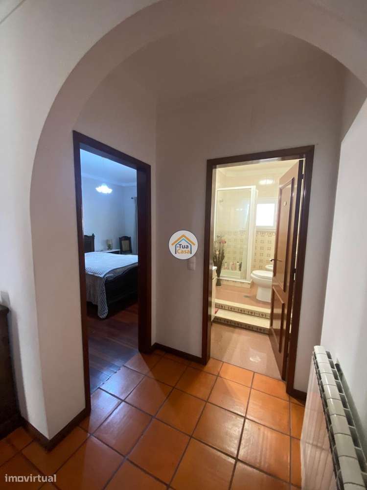 Moradia Geminada  de um dos lados do outro tem entarada e jardim em to-13