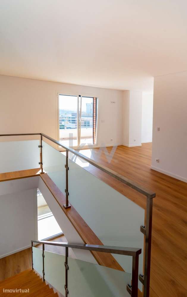 Luxo Raro nas Colinas do Cruzeiro – T3+1 com Mega Box e Terraço Privad-42