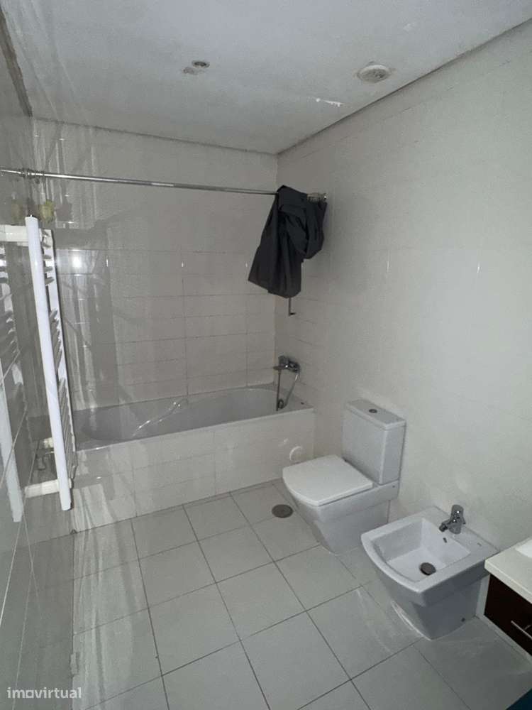 T4 com varanda, garagem e acessibilidade, 195m²-11