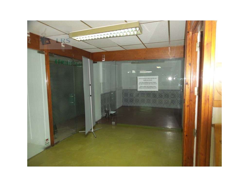 centro de cascais, loja com 1 m2 com 1 montra inserida em centro co... - Grande imagem: 2/4