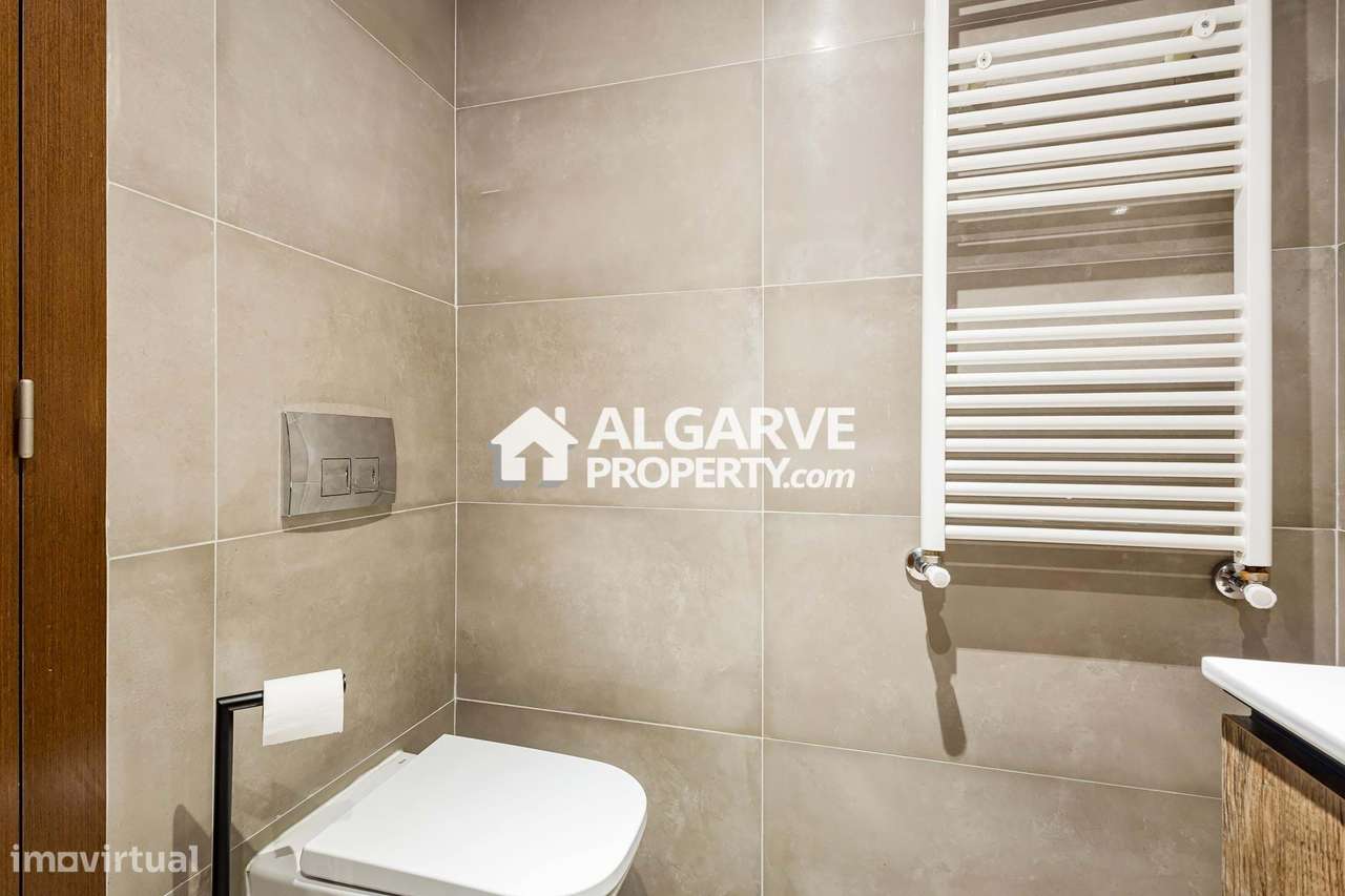 Moradia moderna V6 em condomínio com piscina. Perto de Vilamoura e pra-24