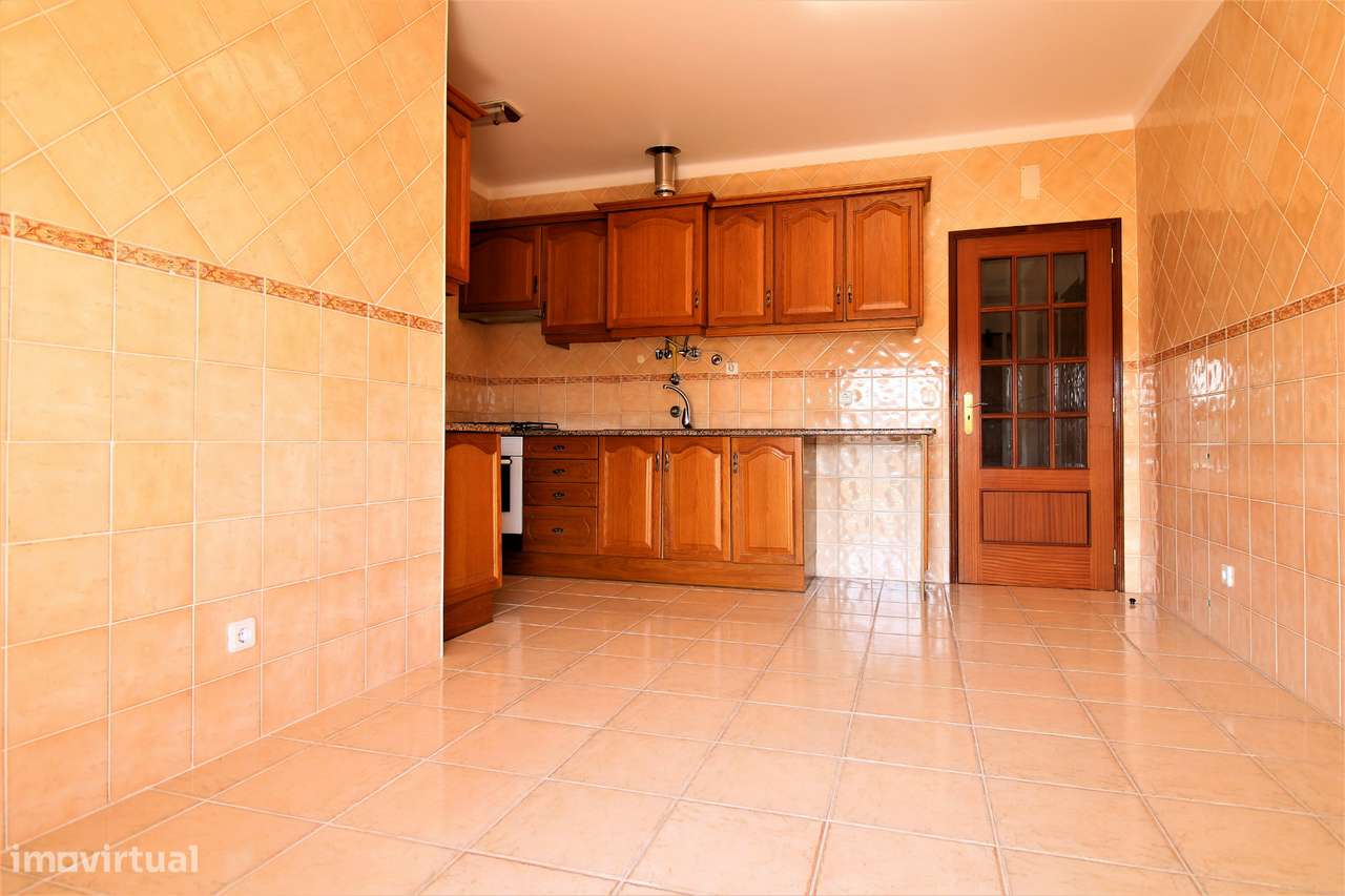 Apartamento T3 com Garagem, Granja do Ulmeiro-4