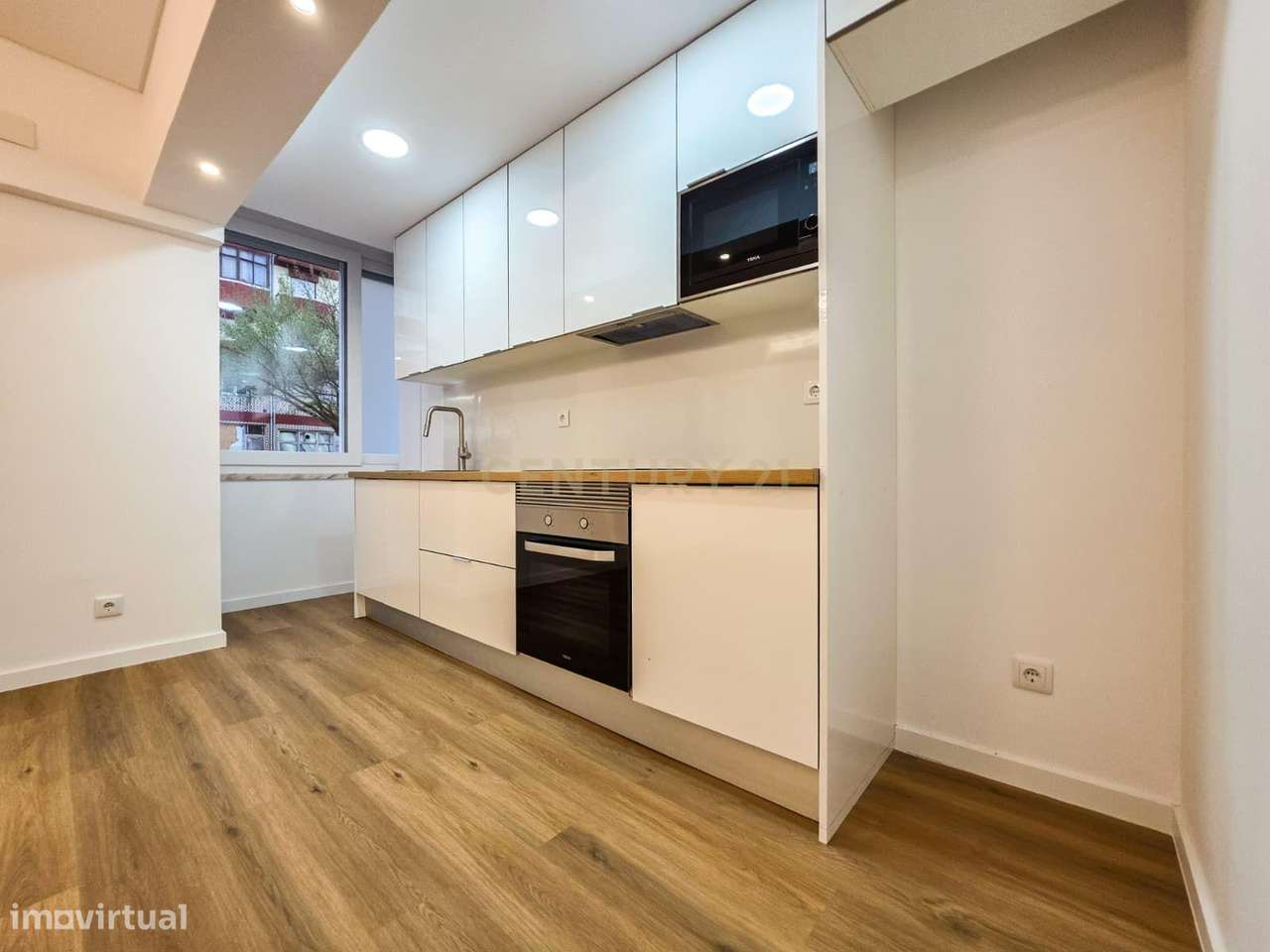 Apartamento Renovado em Setúbal com Vista para a Cidade-8