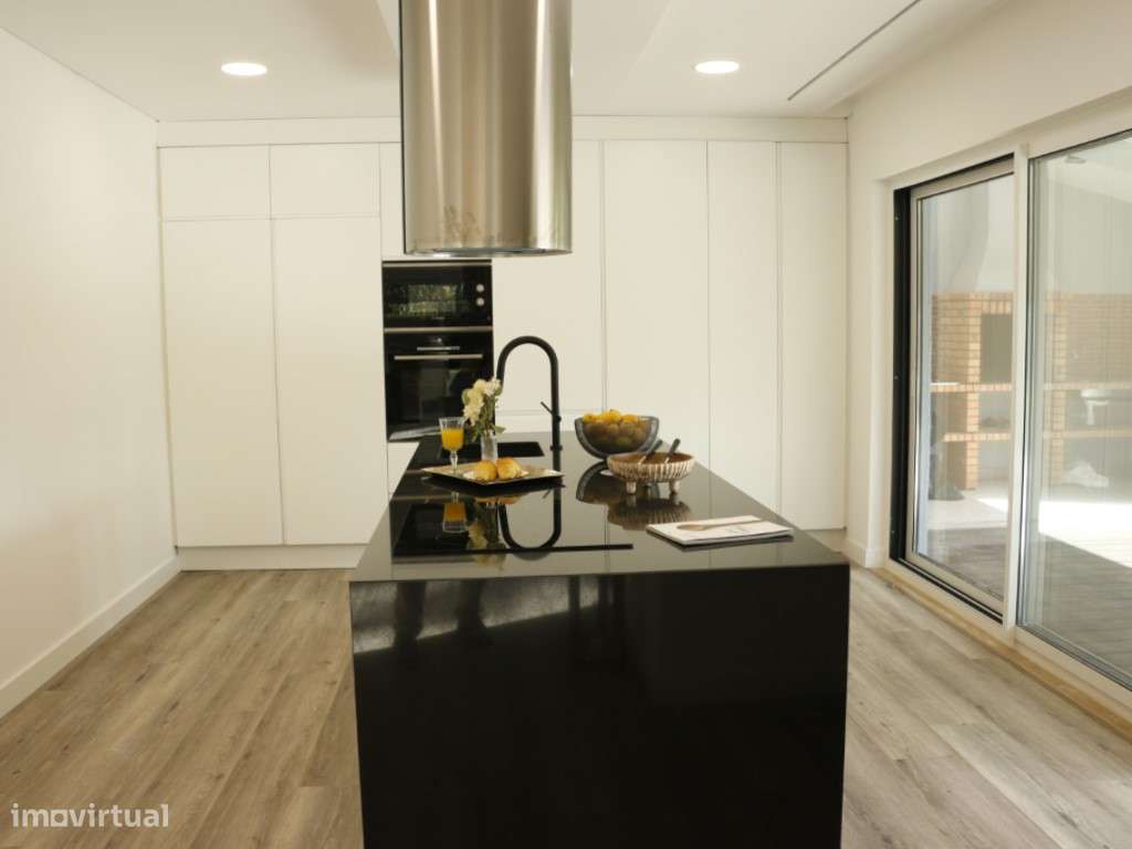 Moradia T4 com Jardim Privado e Piscina na Aroeira-16