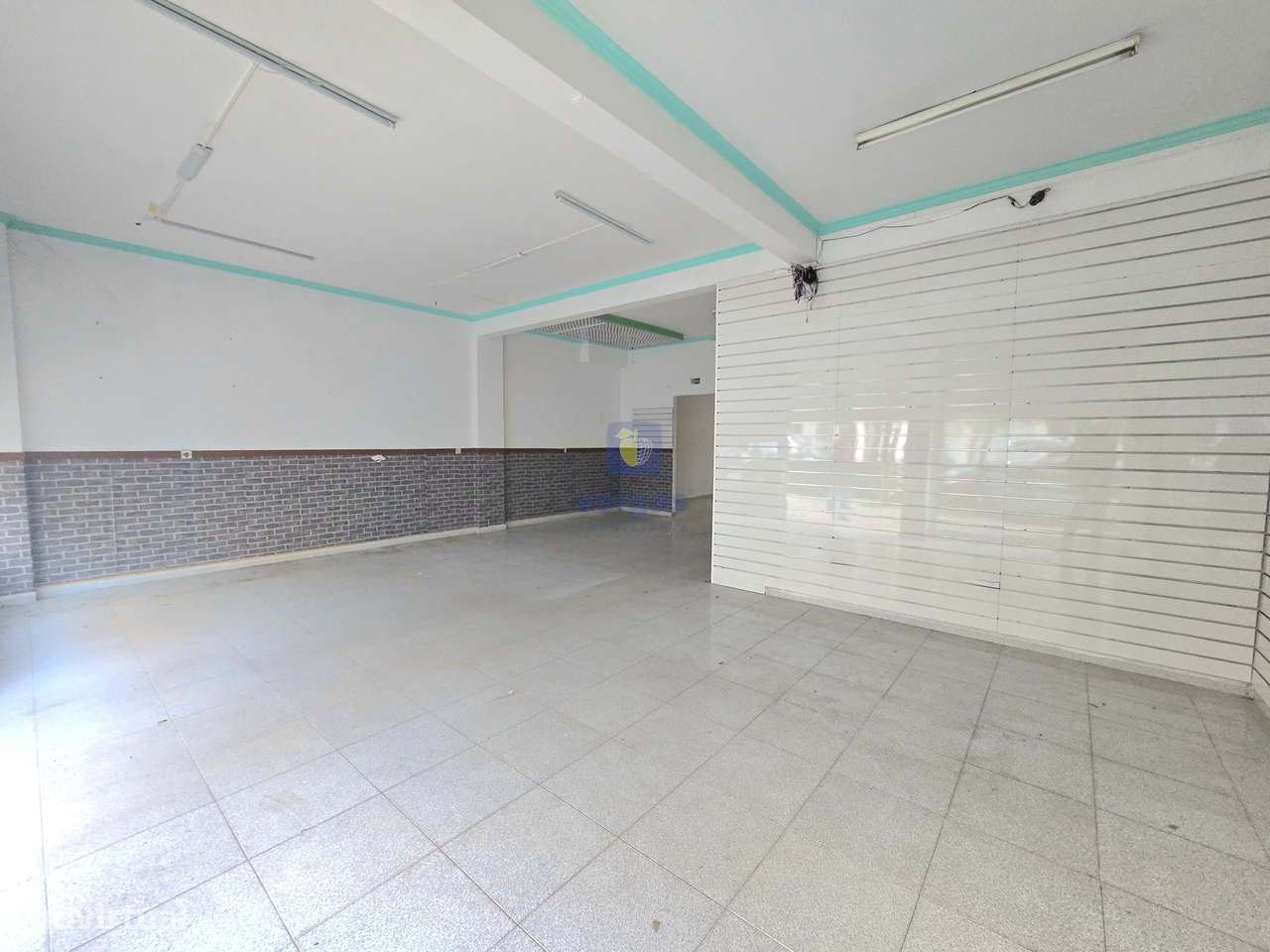 Loja ampla com espaço de estacionamento e arrecadação a poucos minutos - Grande imagem: 4/15