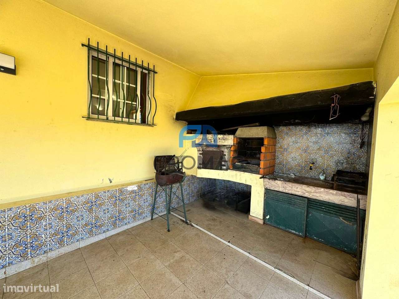 Moradia com excelente área, piscina e plena privacidade-18