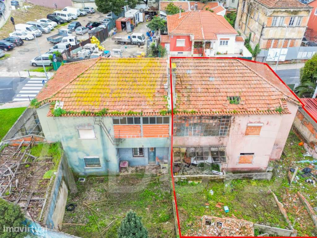 TUDO À MÃO! Moradia Bi-Familiar com 2 T3 com excelente potencial de... - Grande imagem: 5/10