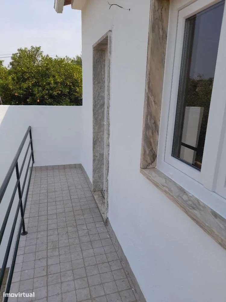 Aluga-se Fração B de Moradia bi familiar remodelada de tipologia  T1+2 - Grande imagem: 5/24