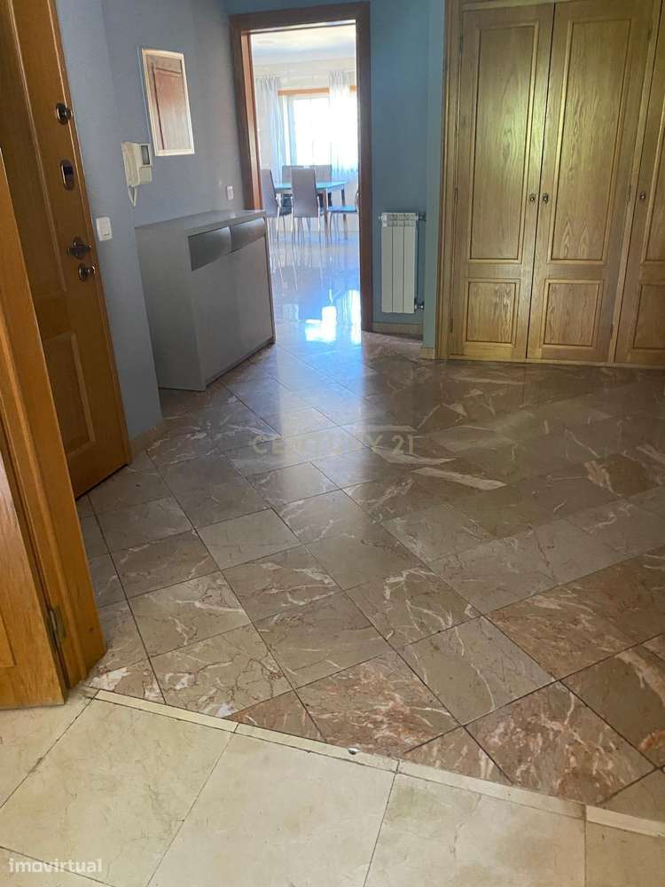 Espaço, Elegância e Localização Privilegiada – Andar de Moradia T5 no-2