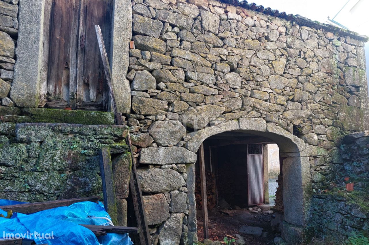 Excelente Moradia em Pedra para Recuperar em Rôge - Vale Cambra