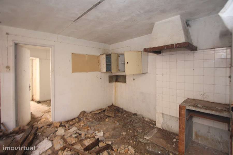 Prédio para recuperar, 3 pisos, cave e pequeno logradouro, C da Rainha-15