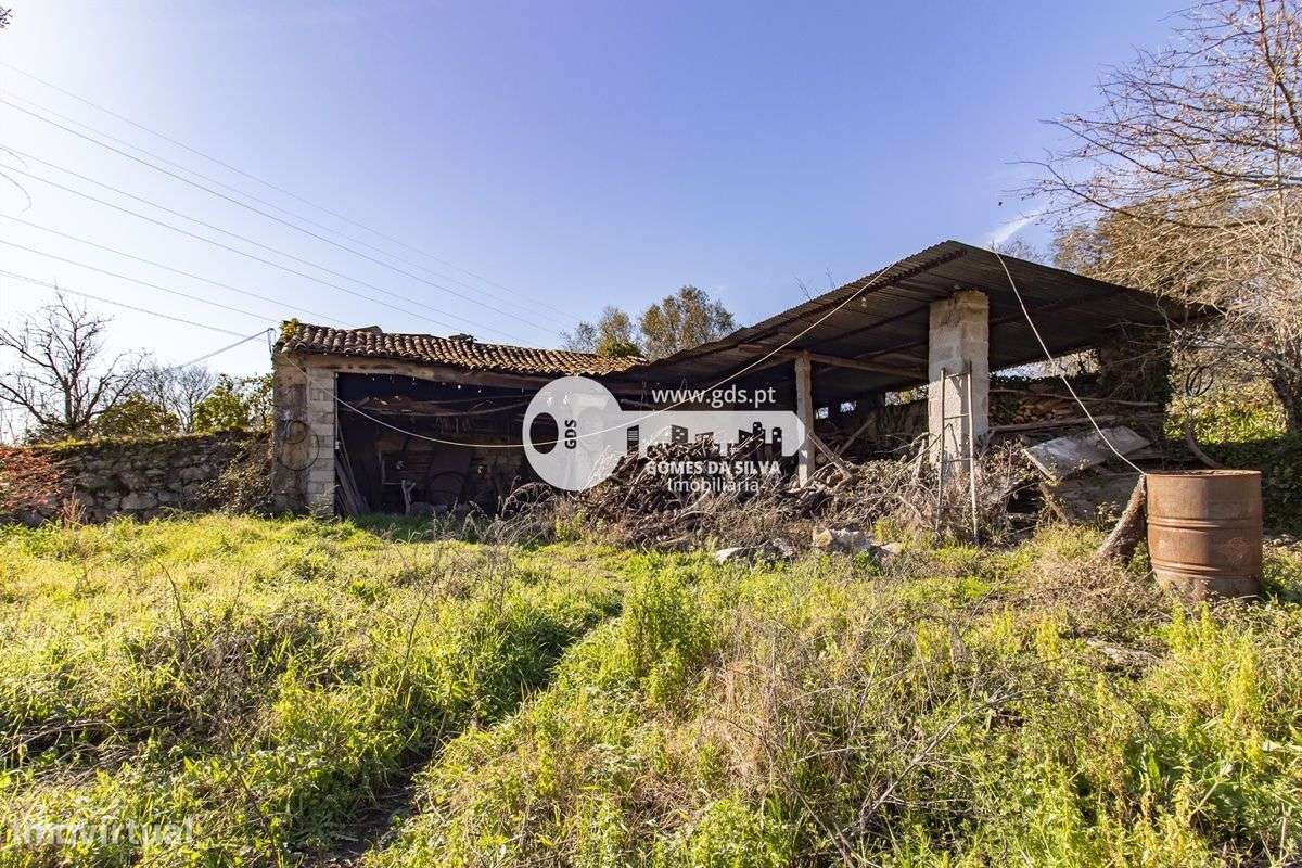 Duas moradias para restauro em Lago-5