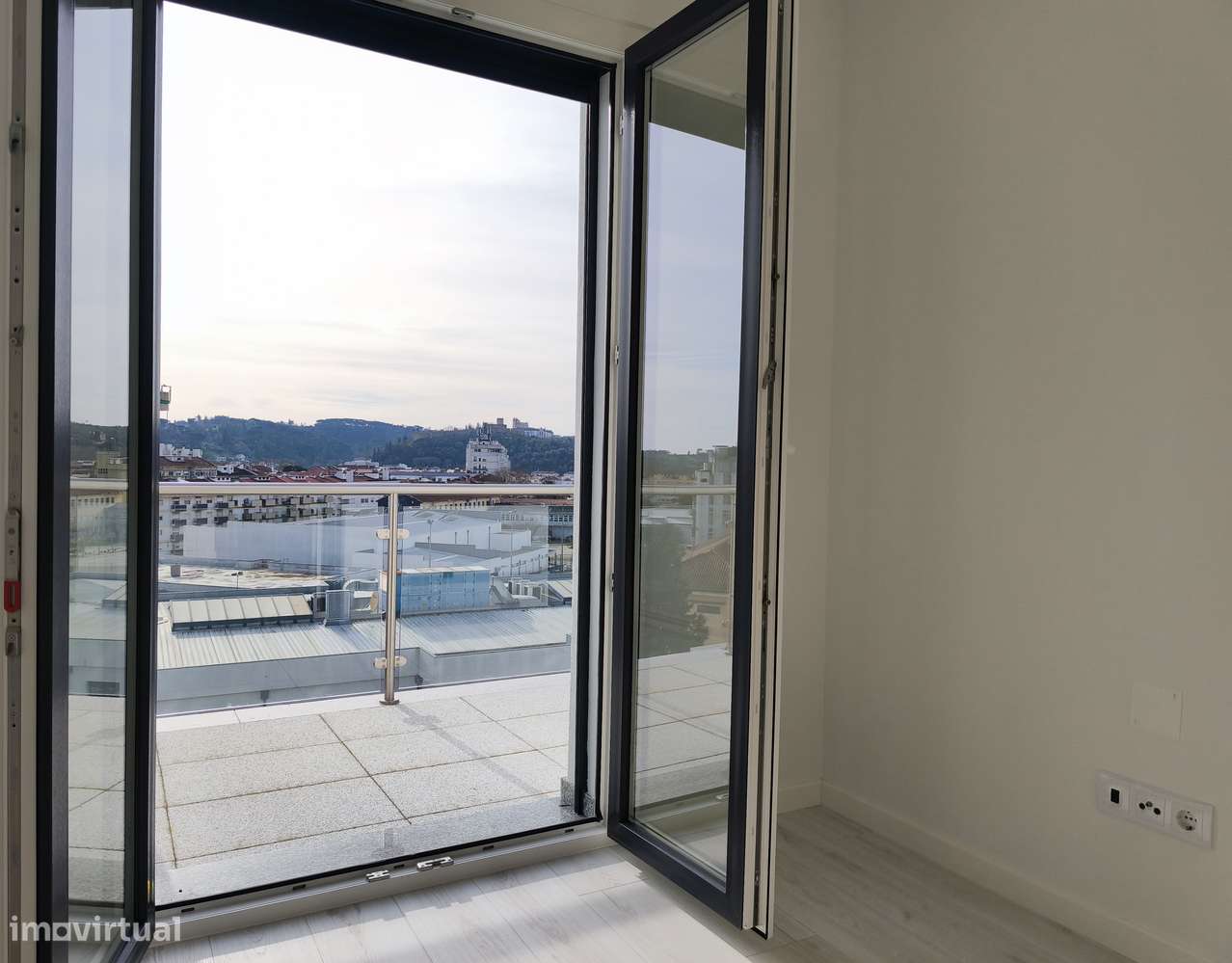 Apartamento T4 Novo c/ Garagem e um parque de Estacionamento-5