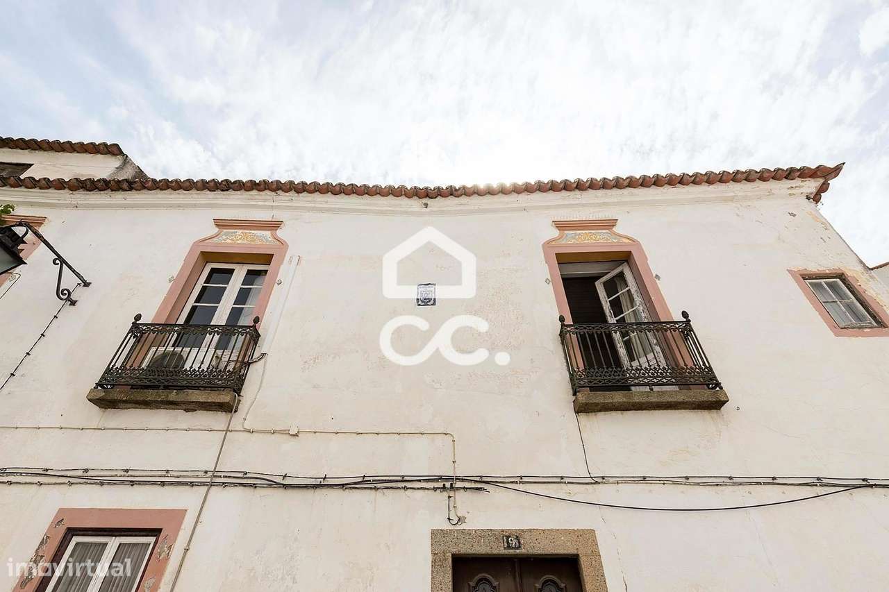 Moradia T3 Bifamiliar de 1º andar com Terraço no Centro Histórico de É-21