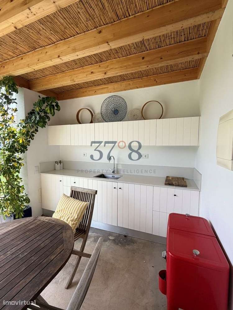 Uma vivenda de 4 quartos com piscina, num terreno de 2 hectares a 10 m-48