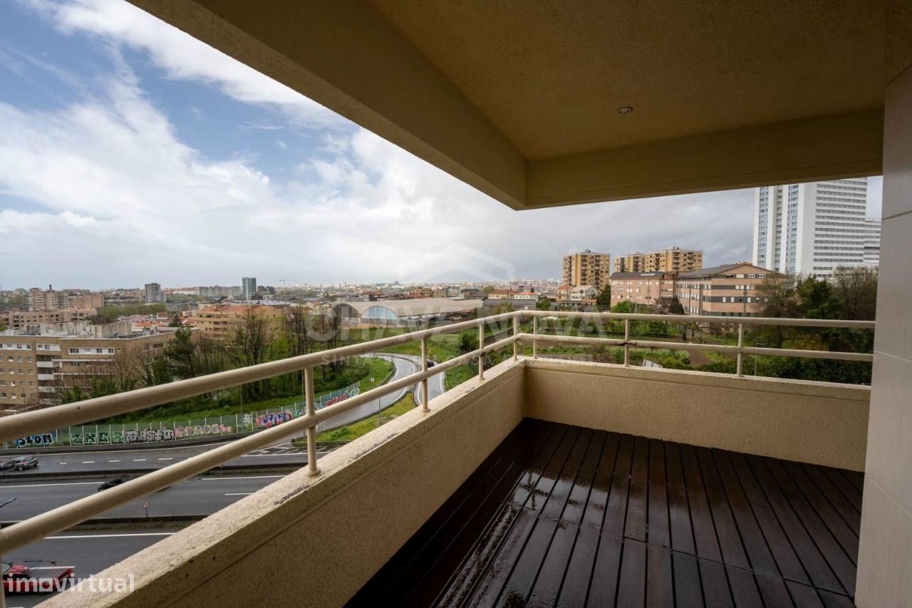 Apartamento T4 com excelente área - Santa Marinha