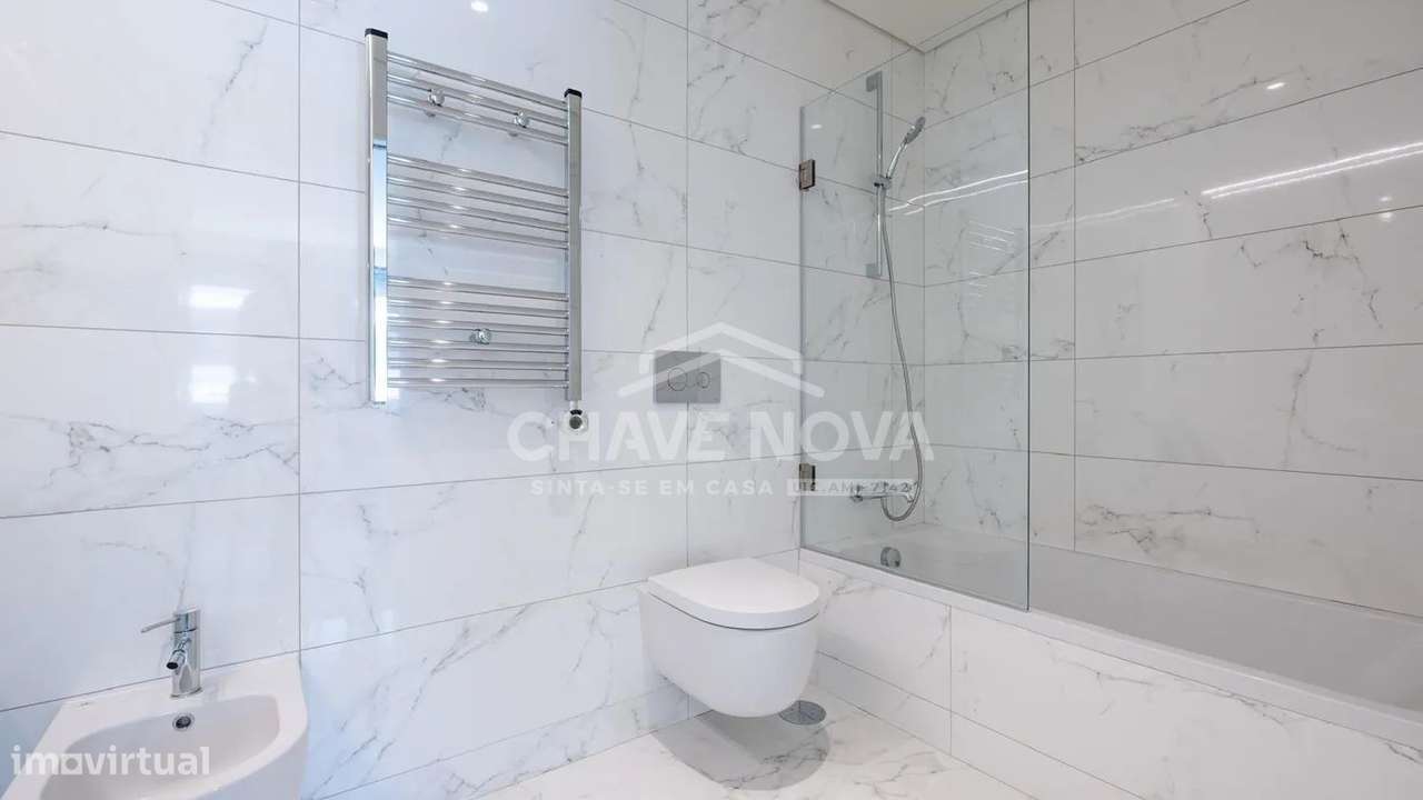 T4 com 241 m², Varandas Amplas e 3 Lugares de Garagem no Verde Vale-9
