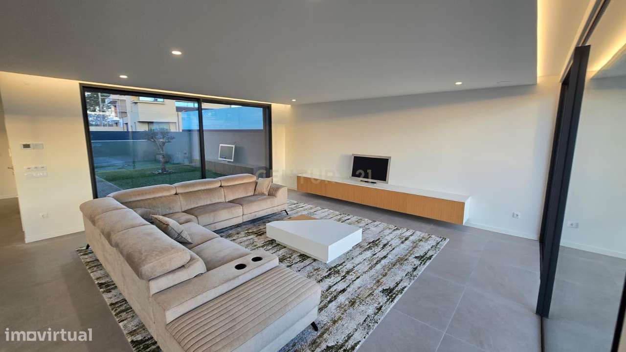 Moradia Contemporânea de Luxo em Azurara | Elegância, Privacidade e Di-12