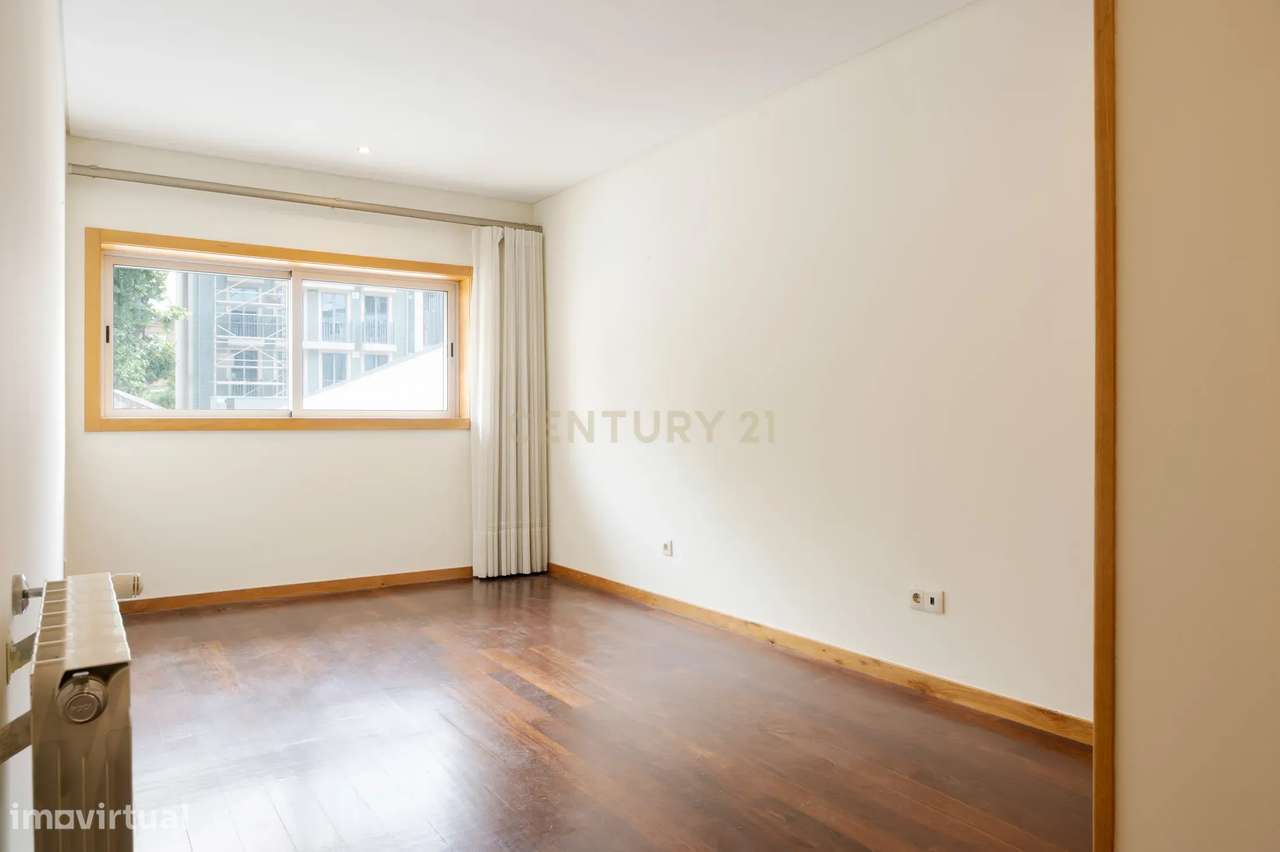 Apartamento T3 com varanda e estacionamento - Rua Duque de Terceira-20