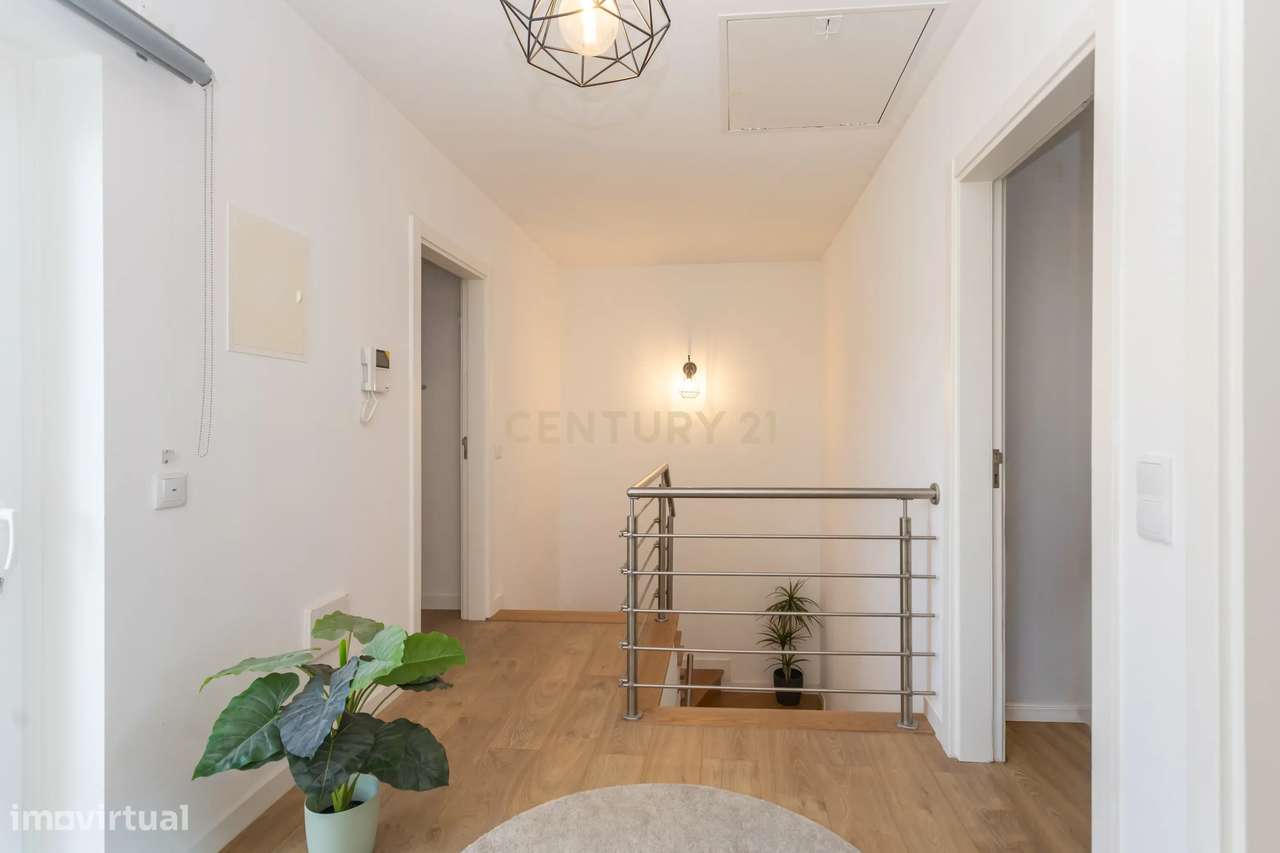 Moradia em banda T3 no Alto do Moinho-16