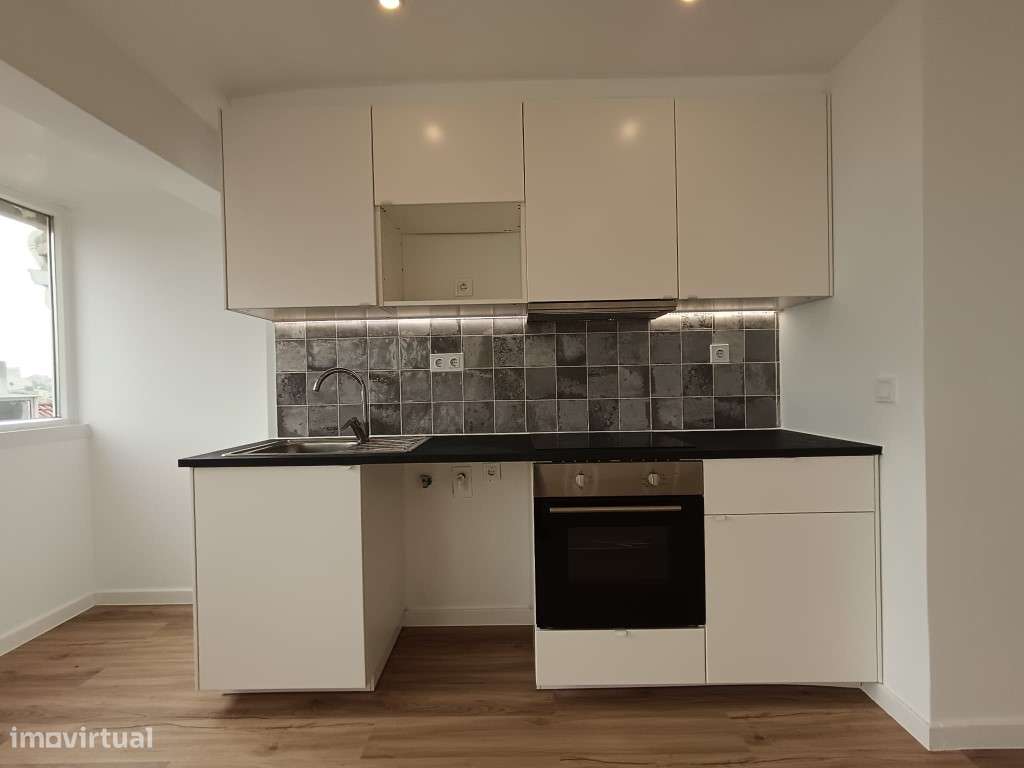 Apartamento T2 Renovado no centro de Camarate, Loures-17