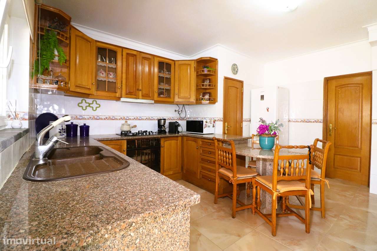 Moradia T4 com Piscina, Cave Ampla-39