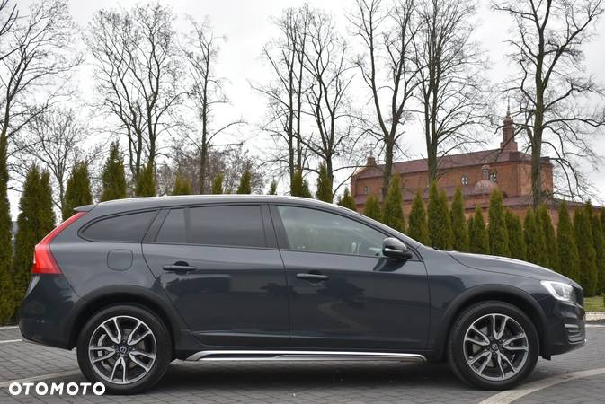 Volvo V60 Cross Country D4 AWD Geartronic Summum - 4