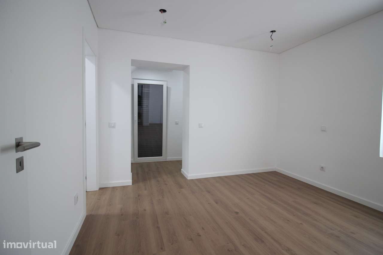 Rc de moradia com Quintal e estacionamento no Seixal-31