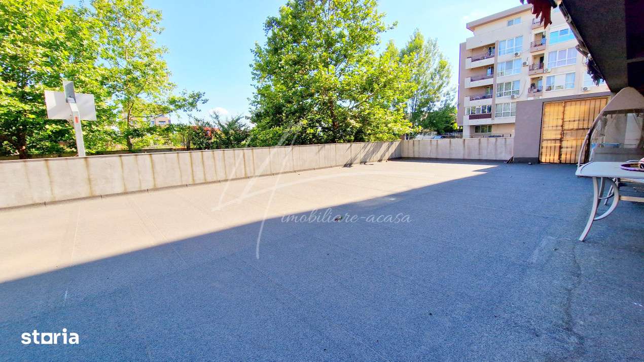 Apartament cu 5 camere si curte de 358 mp.