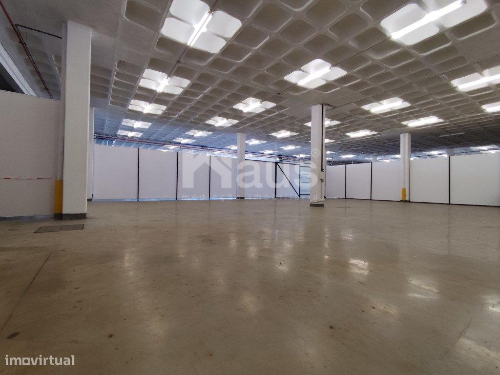 Espaço c/500m2 para arrendamento - Já disponível - Grande imagem: 1/7